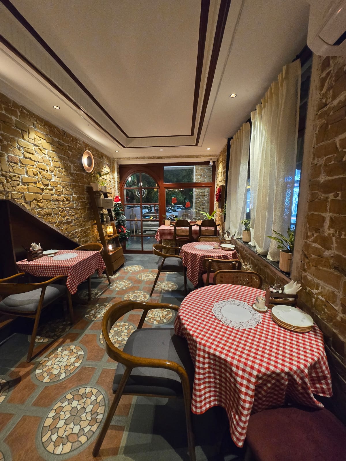 Hospitality - Littles Bay - France in India